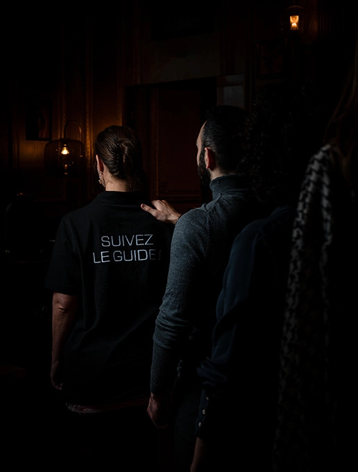 Invités en file d’attente pour un anniversaire immersif au restaurant Dans le Noir ?