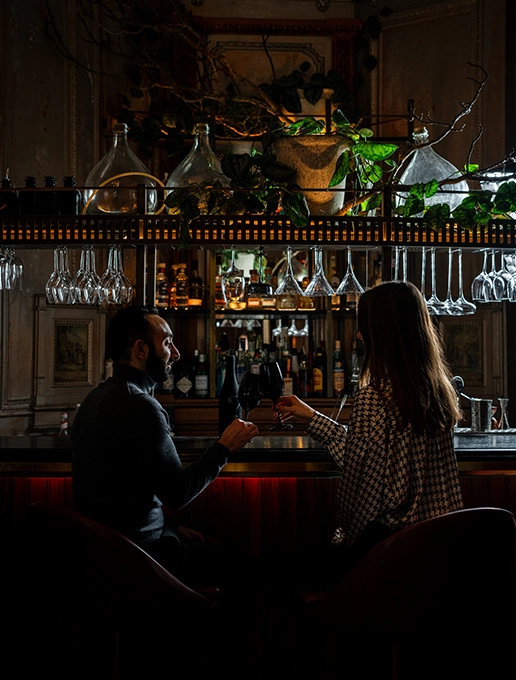 Couple lors d’un rendez-vous à l’aveugle au bar du restaurant Dans le Noir ?