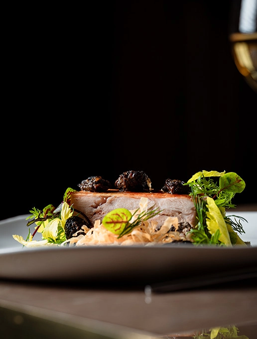 Un plat raffiné servi pour un enterrement de vie de garçon au restaurant Dans le Noir ?
