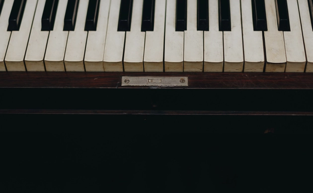 Clavier de piano en gros plan illustrant le concert sensoriel à Madrid organisé par Dans Le Noir ? en totale obscurité.