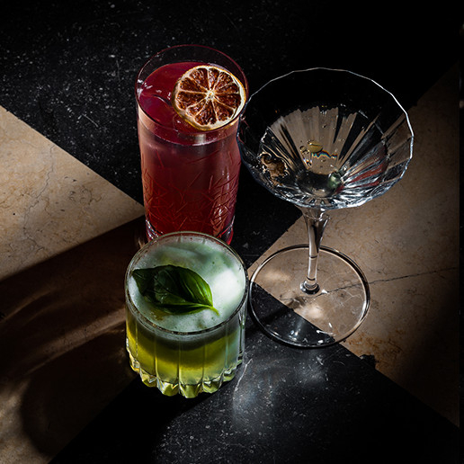 Cocktails servis pendant un enterrement de vie de garçon au restaurant Dans le Noir ?