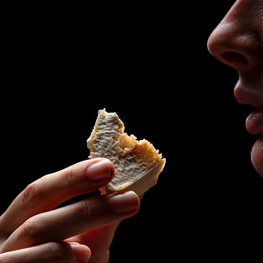 Femme savourant un plat au restaurant Dans le Noir ?