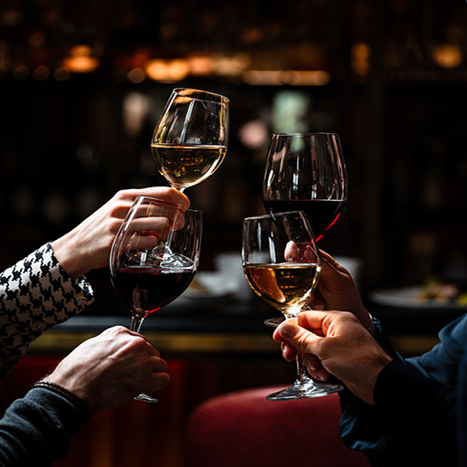 Groupe de collègues fêtant un départ au restaurant Dans le Noir ?