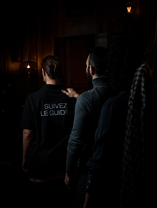 Invités en file d’attente pour un anniversaire immersif au restaurant Dans le Noir ?