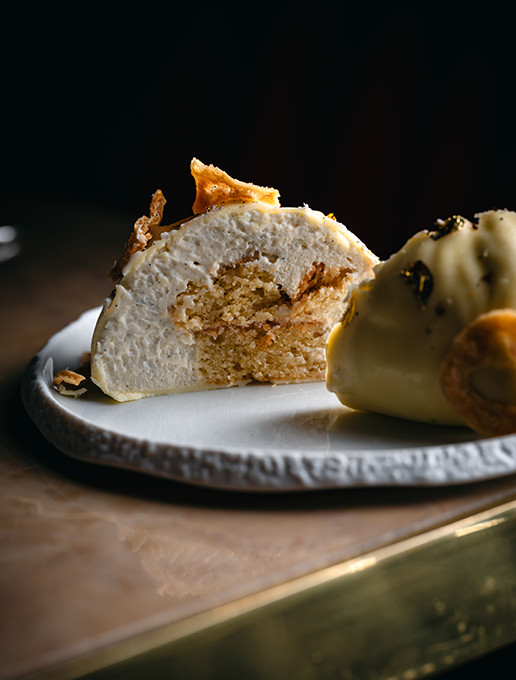 Dessert coupé en deux, dévoilant sa texture gourmande, servi au restaurant Dans le Noir ?