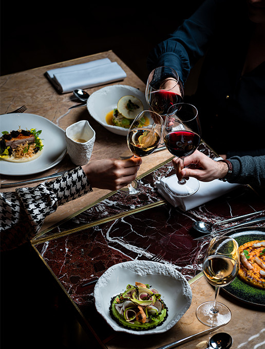 Un groupe de convives célébrant un départ autour d’un dîner gastronomique au restaurant Dans le Noir ?