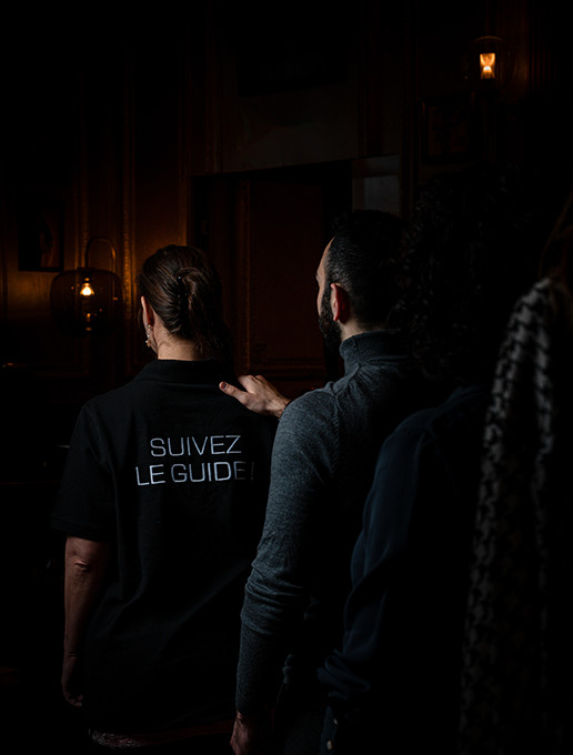 Groupe en file indienne célébrant un enterrement de vie de garçon au restaurant Dans le Noir ?