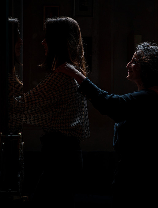 Des jeunes femmes en file indienne célébrant un EVJF au restaurant Dans le Noir ?