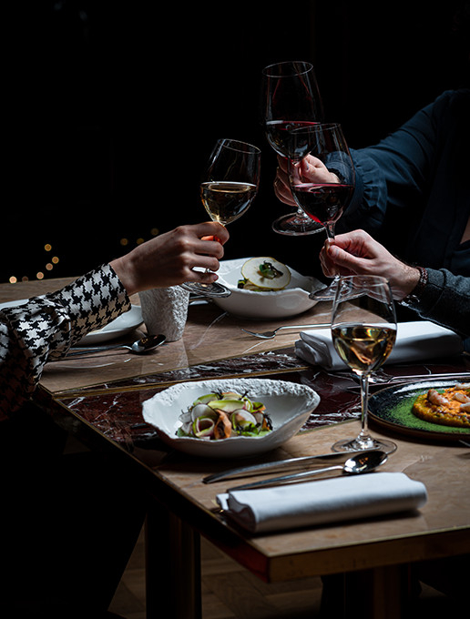 Groupe fêtant Halloween au restaurant Dans le Noir ?