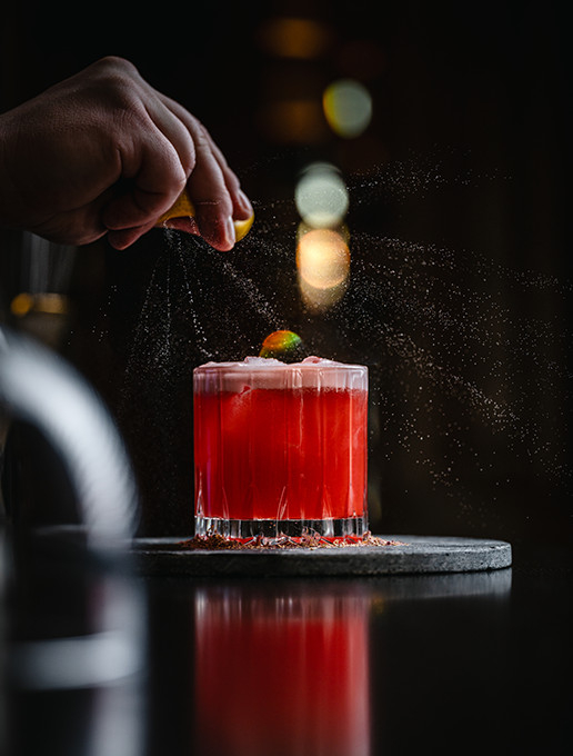 Un cocktail rose servi lors d’une soirée Saint-Valentin au restaurant Dans le Noir ?