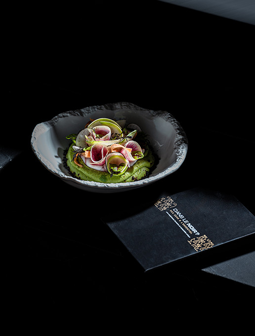 Plat de Noël servi au restaurant Dans le Noir ? avec une boîte cadeau