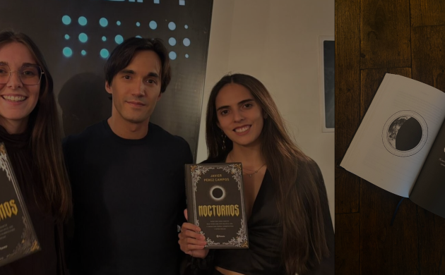 Javier Pérez Campos y el equipo de Dans le Noir ? Madrid durante la presentación del libro Nocturnos, junto a una imagen del interior de la obra.